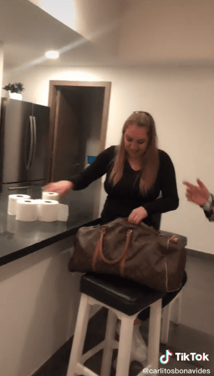 A pesar de sólo ser tres personas, Carlos tiene un gran refrigerador de dos puertas que forma parte de su cocina.