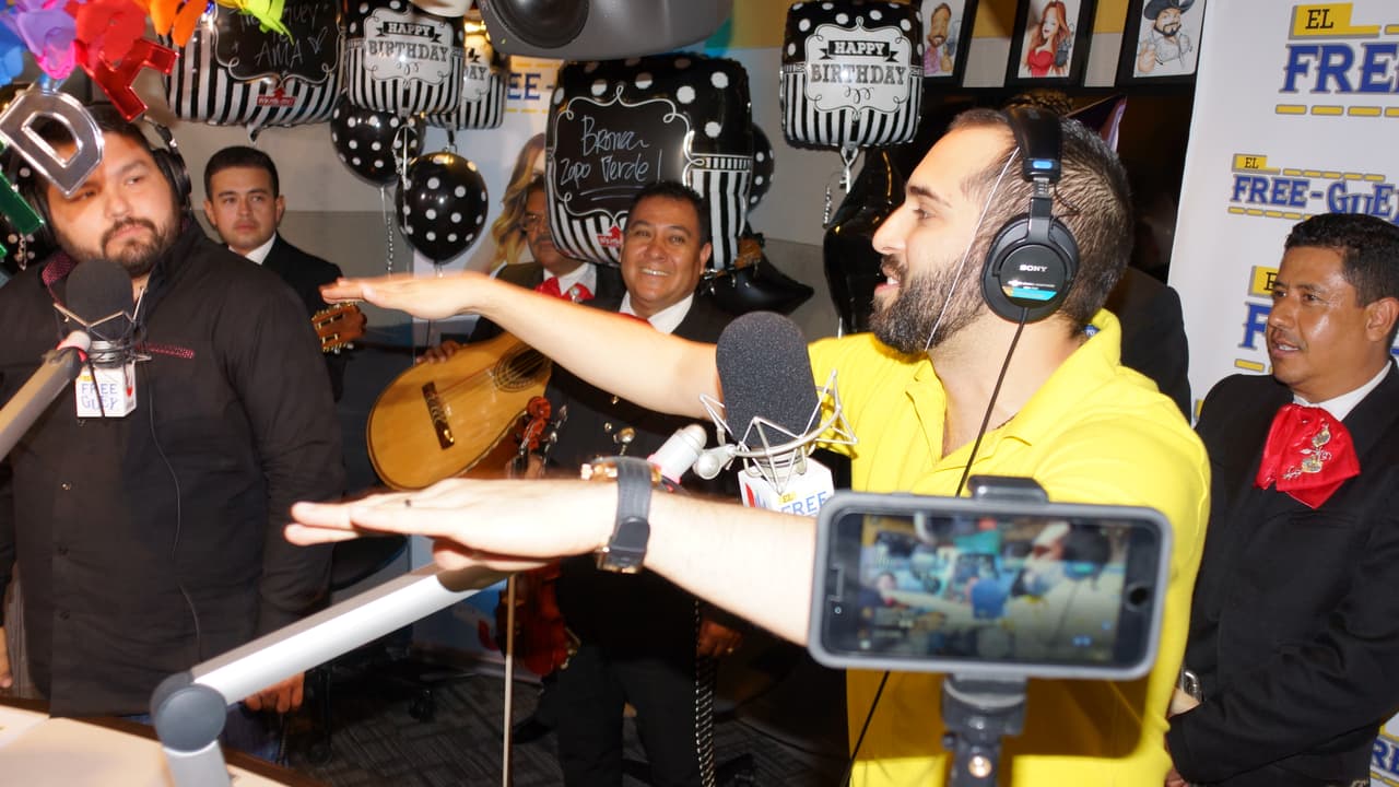 La Bronca cumplió años y se armó una fiesta en la cabina del Free-guey show.