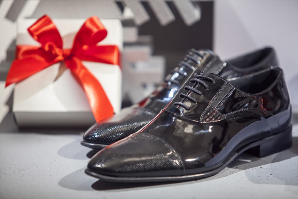 Nunca, nunca le regales zapatos a tu novio, porque los usará cuando te esté dejando por otra mujer.