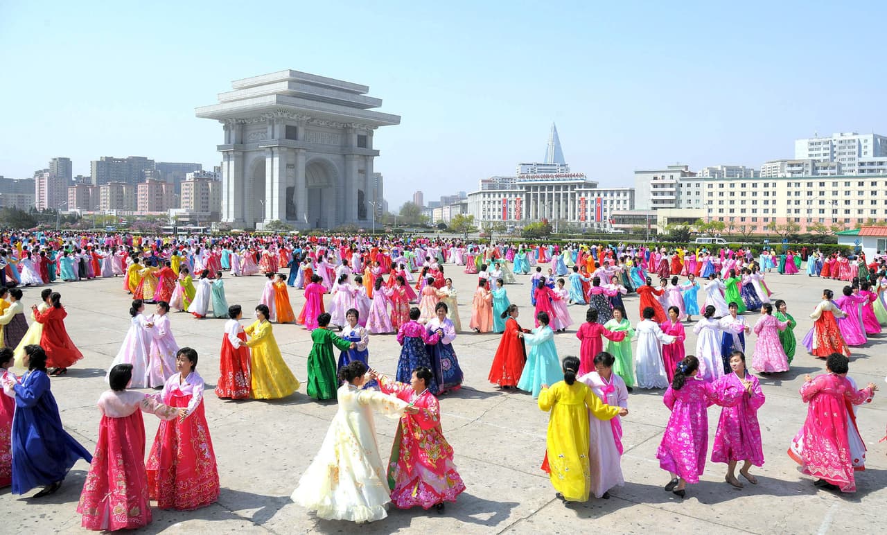 <b>Plaza del Arco del Triunfo. </b>Fue construida en 1982 para honrar y glorificar al presidente Kim Il Sung por su papel en la resistencia contra el dominio japonés. La estructura imita al Arco del Triunfo de París y fue construida deliberadamente para ser un poco mayor que este. Es el arco de triunfo más alto del mundo, con una altura de 229 pies (70 metros) de alto por 164 pies (50 metros) de ancho.
