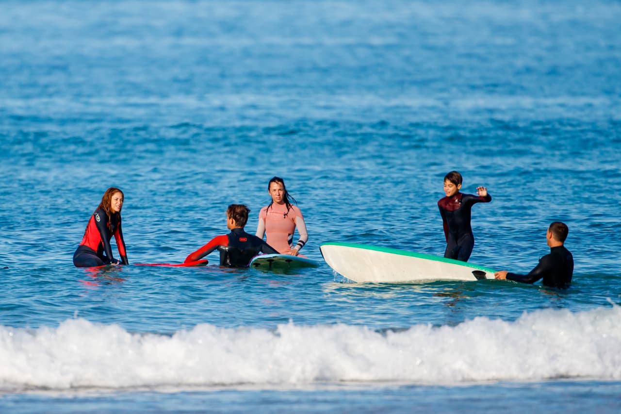 Mientras esa fecha llega, Shakira trata de seguir con su vida aunque el oleaje se suscite un poco turbio por distintos frentes. 
<br>