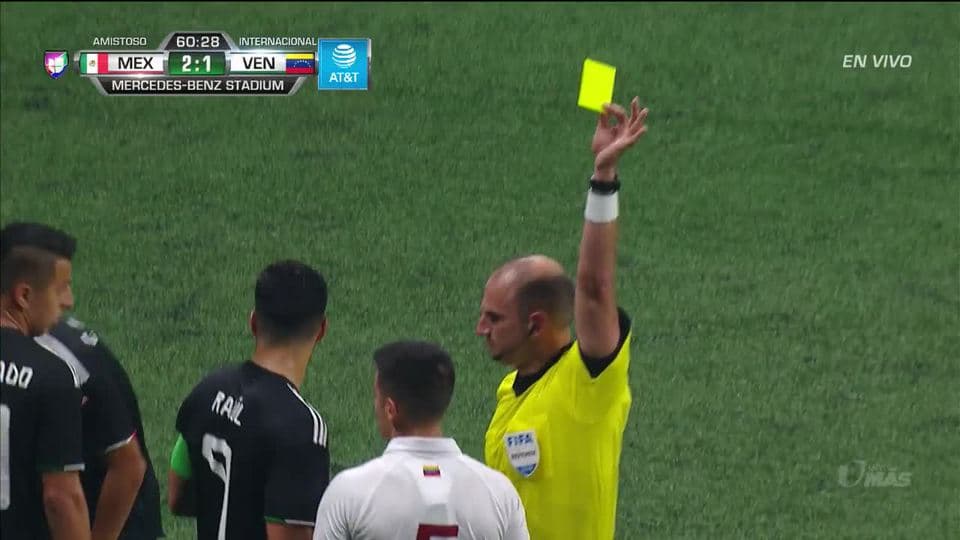 Tarjeta amarilla. El árbitro amonesta a Roberto Rosales de Venezuela