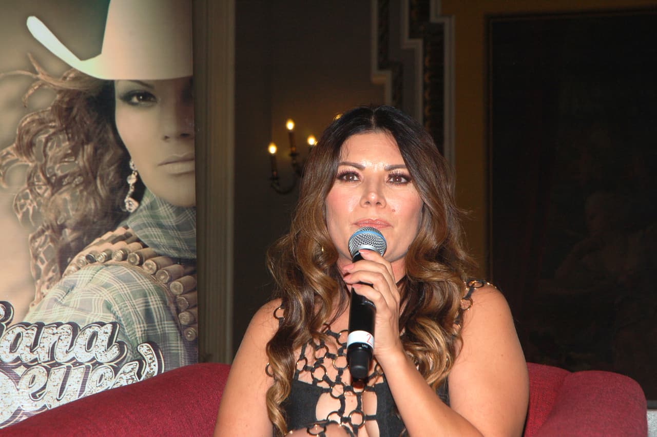 Los médicos le recomendaron no hacer lo mismo con el derecho: "Hoy en día, los doctores consideran que no es bueno operarme el ojo derecho, que debo dejarlo así y esperar; sin embargo, si esto sigue así, eso va a ser algo que no voy a poder evitar".
<br>