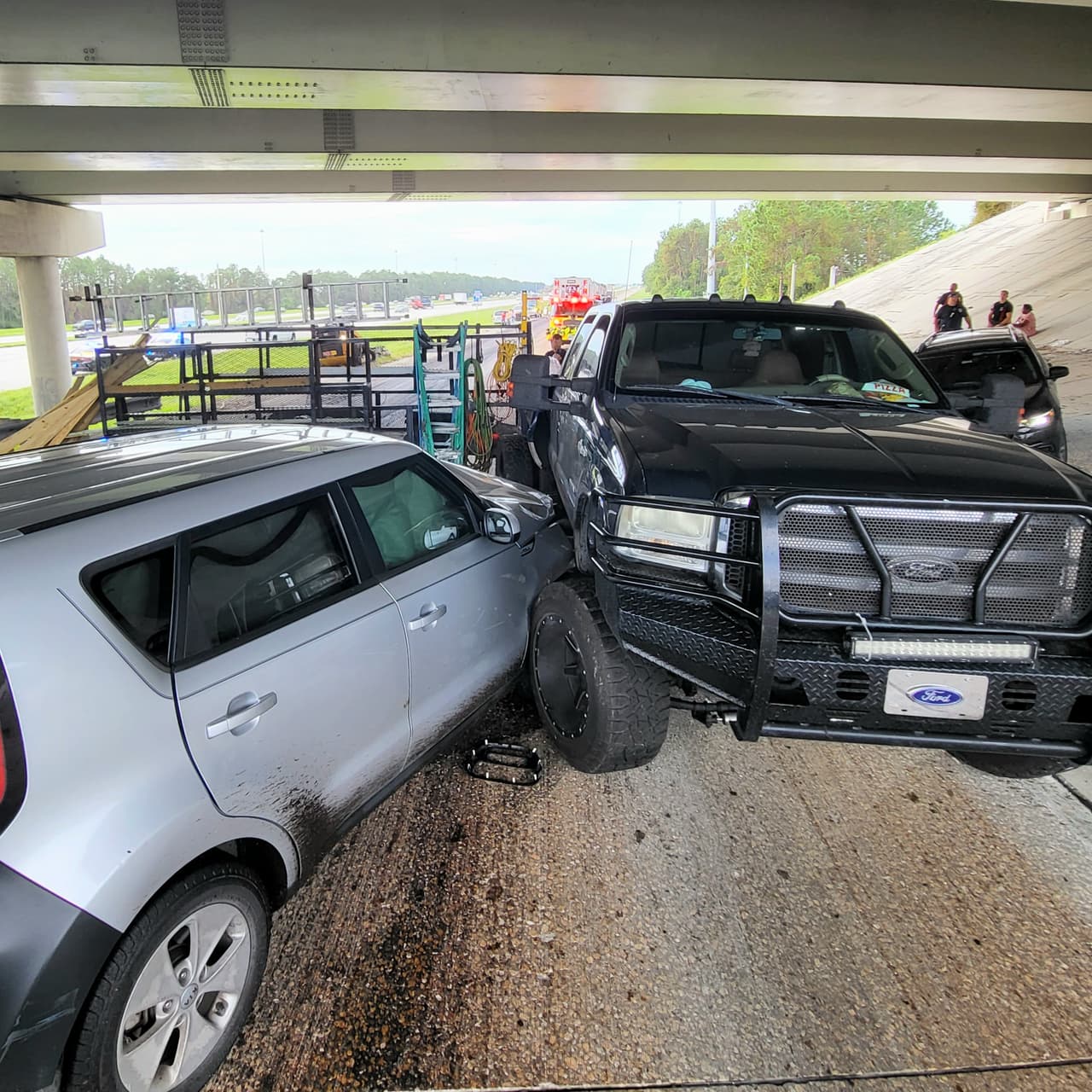 Un accidente múltiple en la intersección de la I-75 y Carretera Estatal 60, en Brandon, en el condado Hillsborough, dejó ocho personas heridas. La causa fue un camión que arrojó tierra mojada a la calle.