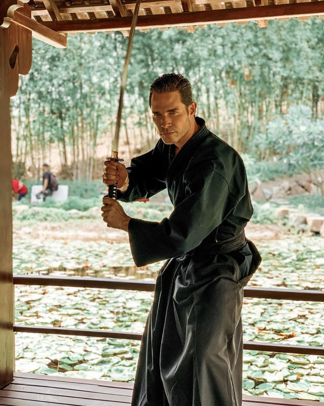 En este sentido, Sebastián había comentado que, debido a la naturaleza de su personaje, se preparó con un maestro de artes marciales en Japón.