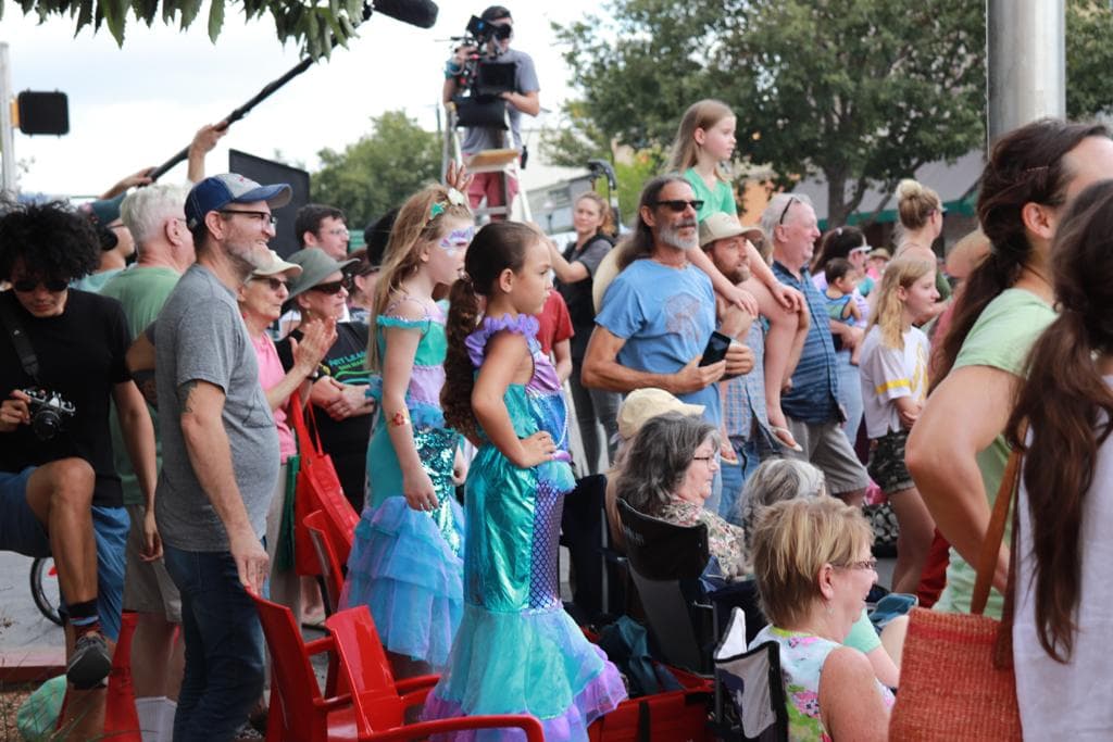 El festival de 15 días continuará con eventos especiales en el área hasta el Mermaid Round Up el 29 de septiembre, que es una limpieza anual del río de la comunidad.