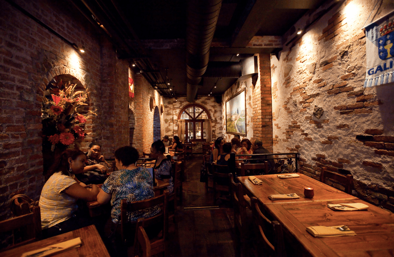 <b>Manolo Tapas</b> es un restaurante que sirve tapas calientes y frías, además de clásicos españoles, todo es servido con sangría y vino en un ambiente relajado. Se encuentra en 4165 Broadway, New York, NY 10033 y está abierto de 12pm a 11pm.