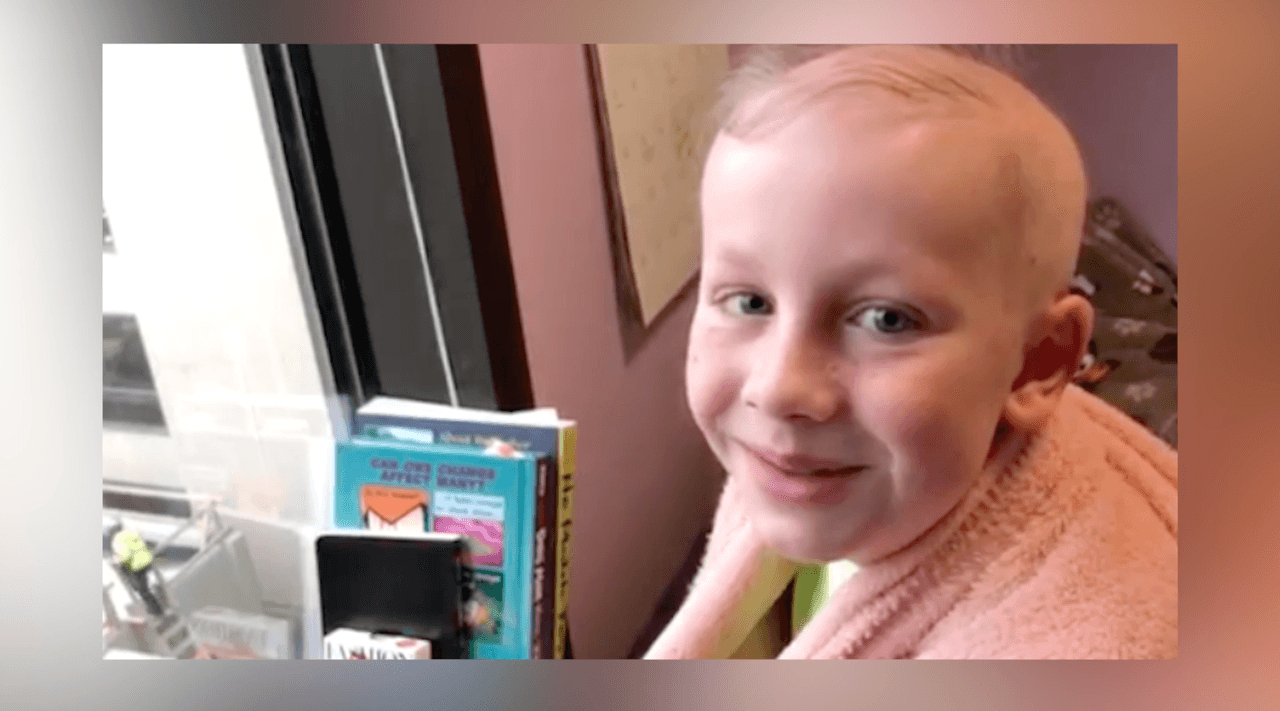 Cumpleaños en tiempos de coronavirus: Trabajadores de construcción usan grúa para celebrar los 10 años de un niño en un hospital