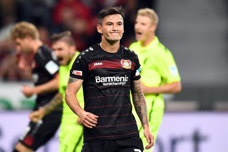 El chileno Charles Aranguiz fue titular y compañero de equipo de Hernández en el Bayer Leverkusen.