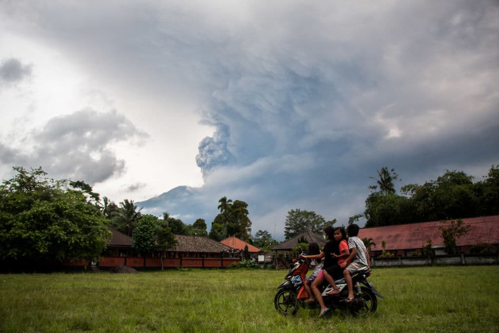Este domingo, la humareda ascendía ya hasta 4,000 metros por encima de la cumbre del volcán y 28 vuelos con destino y procedentes del aeropuerto internacional de Denpasar fueron anulados, declaró Arie Ahsanurrohim, portavoz del aeropuerto.