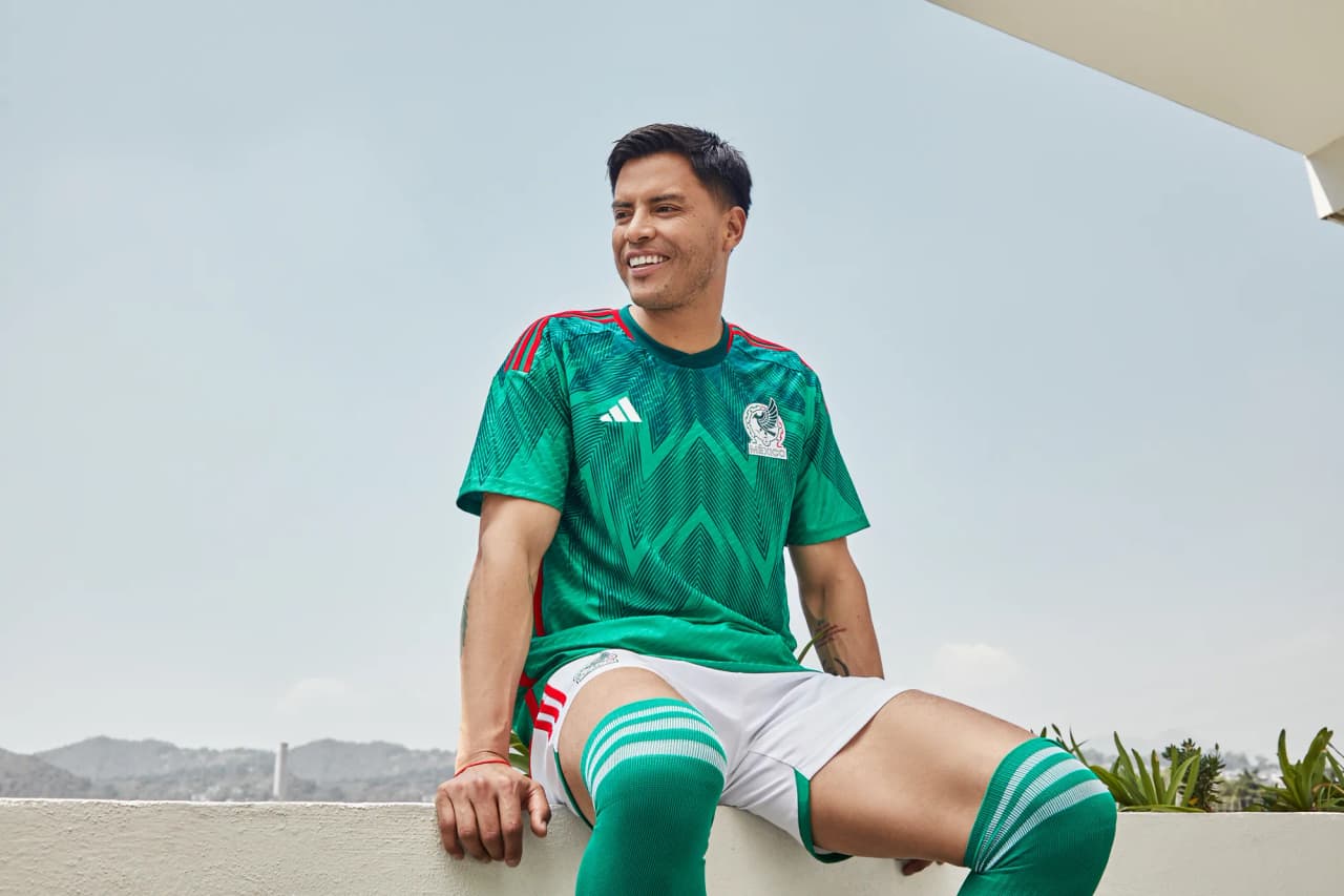 Con el lema, “El origen que nos une”, la nueva playera de México regresa a sus orígenes al utilizar los colores de la bandera --verde, blanco y rojo--.