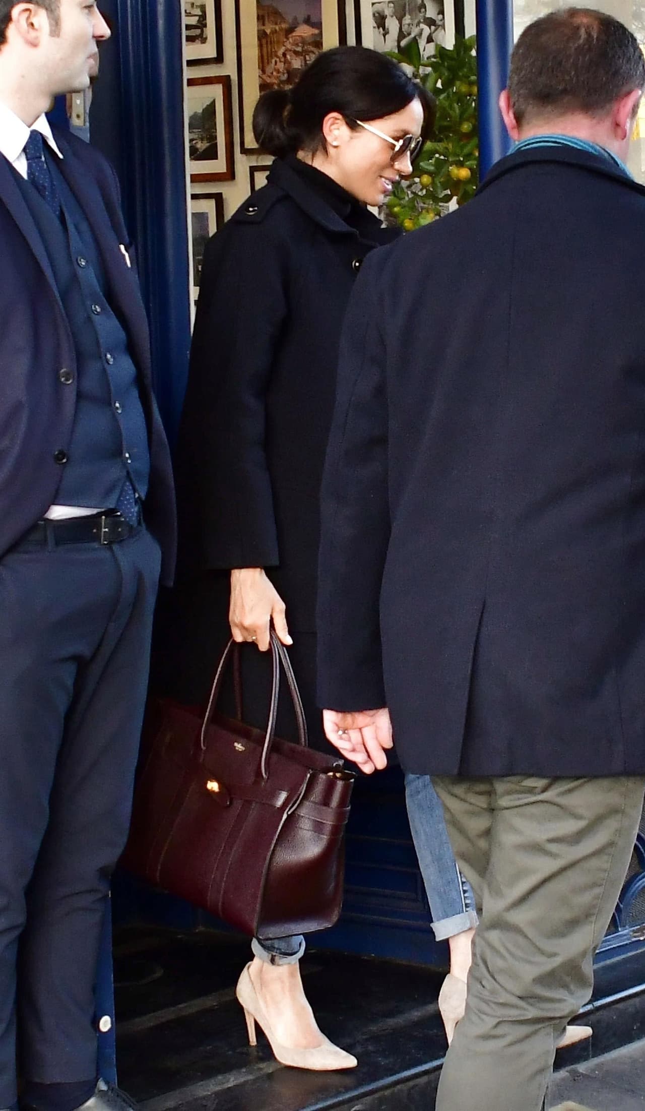 Esta es la primera vez que Meghan Markle aparece con jeans de mezclilla
<b><a href="https://www.univision.com/estilo-de-vida/bodas/el-principe-harry-y-meghan-markle-ya-son-los-duques-de-sussex-como-se-anticipo"> desde que se convirtió en duquesa de Sussex, el pasado 19 de mayo</a></b>.