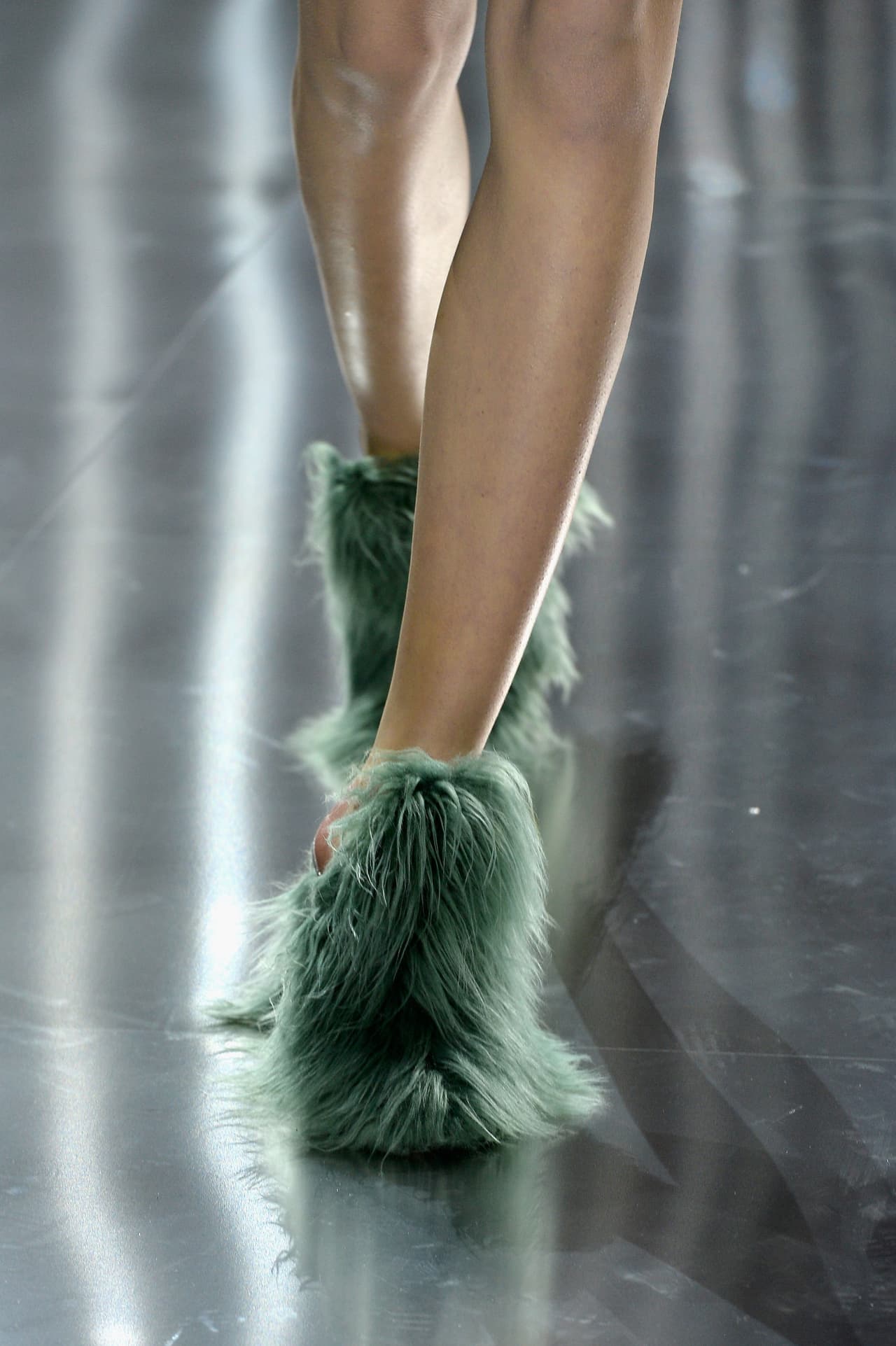 <b>Tacones peludos</b>
<br>El pelo es uno de los elementos que inunda los zapatos en esta temporada, algo que por extraño que parezca es un elemento que marcas como Gucci han popularizado. Lo bueno de esta tendencia es que luego no te hará falta barrer el suelo. Estos de peluche verde se los agradecemos a la marca Maison Martin Margiela.