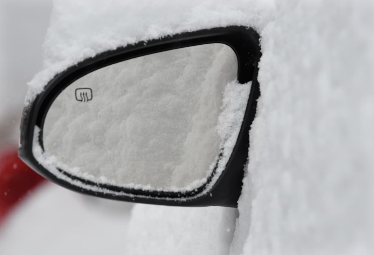 El lunes, el gobernador Andrew Cuomo declaró estado de emergencia para siete condados en el este de Nueva York y asignó a 300 miembros de la Guardia Nacional para ayudar con la remoción de nieve.