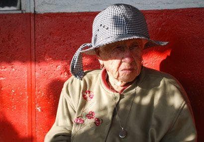 3. Nos defienden de nuestros papás cuando nos regañan, inclusive se enojan con sus propios hijos si se atreven a alzarnos la voz, para ellas somos más que intocables.