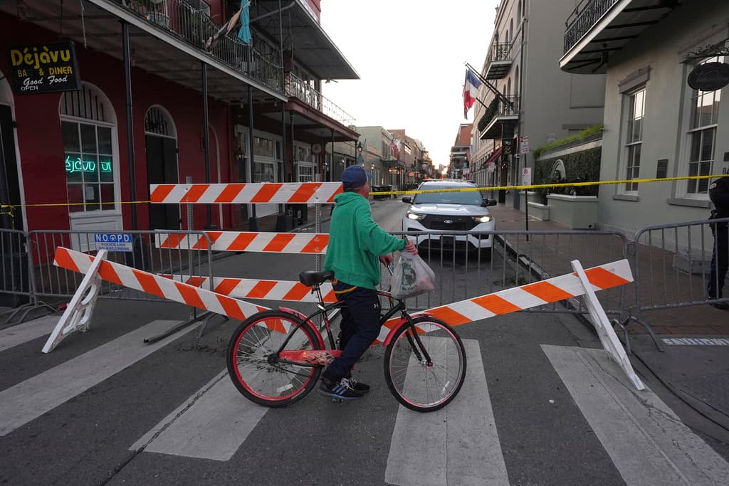 Una barricada policial cerca del lugar en que un vehículo embistió a una multitud en Canal y Bourbon Street, en Nueva Orleans, el miércoles 1 de enero de 2025.