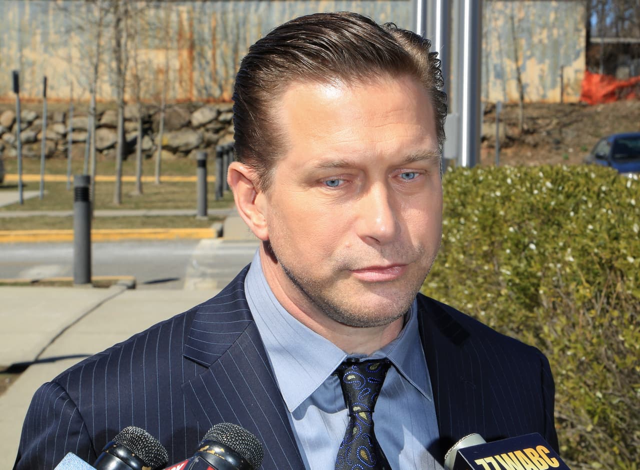 <b>Stephen Baldwin</b>: el hermano menor del también actor 
<b>Alec Baldwin</b> perdió definitivamente su casa en 2017, pero antes en el 2009 se había declarado en bancarrota cuando le ejecutaron la hipoteca por deber más de 2 millones de dólares. 
<br>