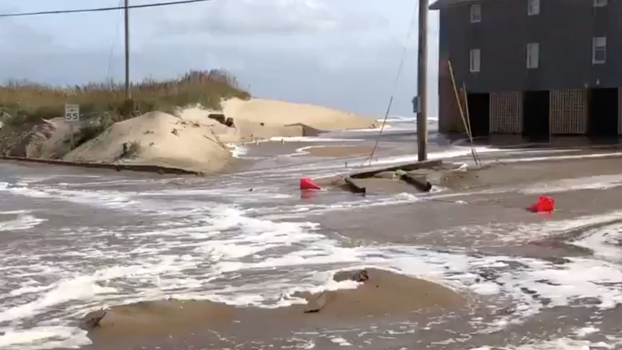 Inundaciones costeras cubren calles de Outer Banks tras el paso del huracán Teddy