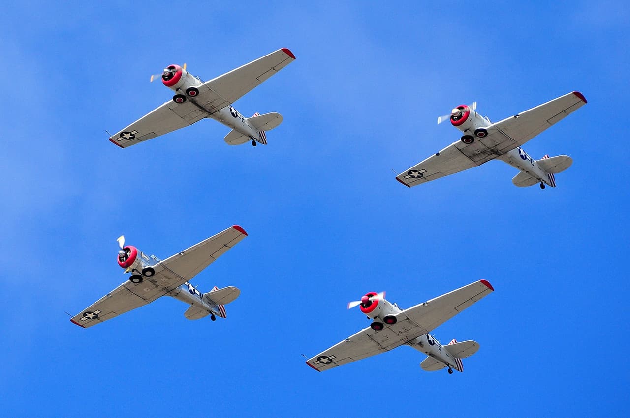 Una formación de 18 aviones de la Segunda Guerra Mundial surcaron los cielos sobre el sur de California este lunes para honrar a veteranos y trabajadores sanitarios durante el día de 'Memorial Day'.