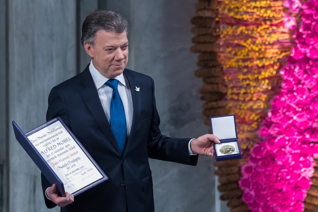 <b>El reconocimiento a los esfuerzos por la paz. </b>El 10 de diciembre de 2016 el presidente Santos aceptó el premio Nobel de la Paz, y dijo que el galardón ayudó con el "sueño imposible" de poner fin a la guerra civil de medio siglo en su país. En su discurso de aceptación describió el premio como un "regalo del cielo" y lo dedicó a todos los colombianos, particularmente a los 220,000 muertos y 8 millones de desplazados en el conflicto de más larga duración en el hemisferio occidental. Los colombianos estaban divididos sobre el controvertido acuerdo de paz y la mayoría no votó en el referéndum para su aprobación después de la firma.