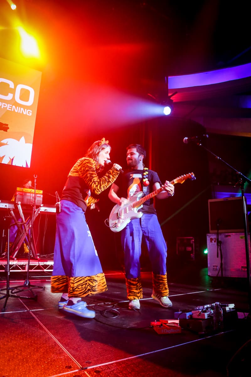 Miles de personas llegaron al Palladium de Hollywood para disfrutar de grupos como Aterciopelados, Kinky, Mala Rodríguez, Ximena Sariñana entre otros y deleitarse las mezclas alternativas en un festival lleno de cultura y nueve horas de mucha música.