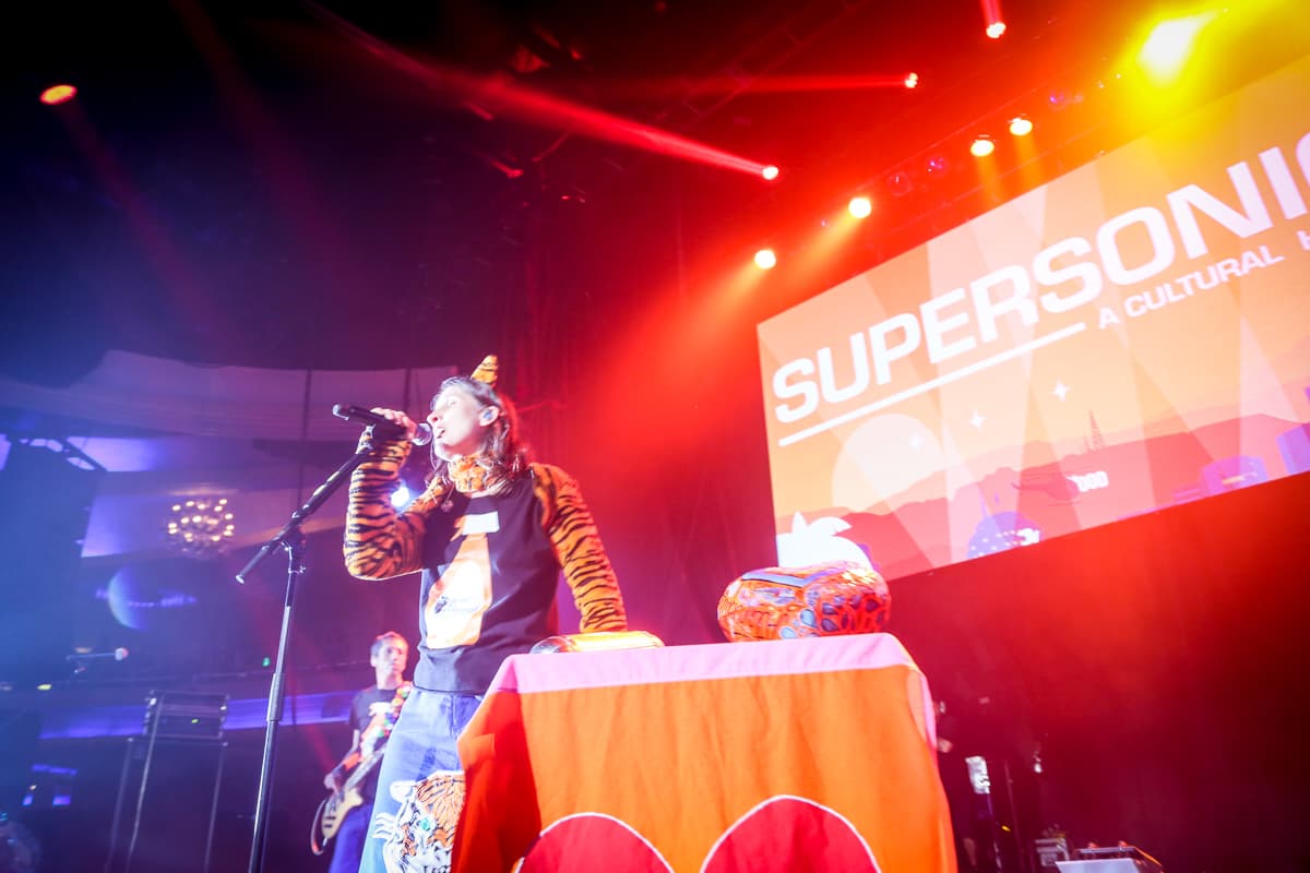 Miles de personas llegaron al Palladium de Hollywood para disfrutar de grupos como Aterciopelados, Kinky, Mala Rodríguez, Ximena Sariñana entre otros y deleitarse las mezclas alternativas en un festival lleno de cultura y nueve horas de mucha música.