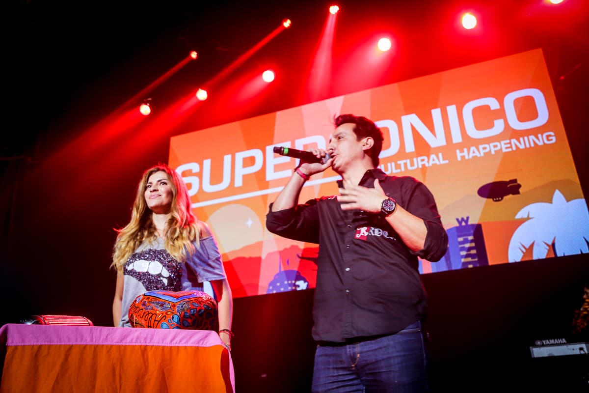 Miles de personas llegaron al Palladium de Hollywood para disfrutar de grupos como Aterciopelados, Kinky, Mala Rodríguez, Ximena Sariñana entre otros y deleitarse las mezclas alternativas en un festival lleno de cultura y nueve horas de mucha música.