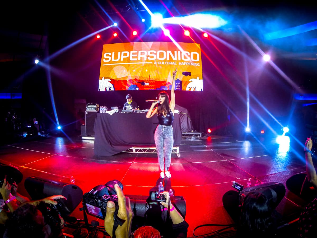 Miles de personas llegaron al Palladium de Hollywood para disfrutar de grupos como Aterciopelados, Kinky, Mala Rodríguez, Ximena Sariñana entre otros y deleitarse las mezclas alternativas en un festival lleno de cultura y nueve horas de mucha música.