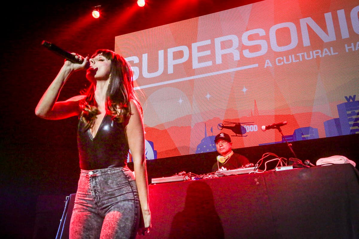 Miles de personas llegaron al Palladium de Hollywood para disfrutar de grupos como Aterciopelados, Kinky, Mala Rodríguez, Ximena Sariñana entre otros y deleitarse las mezclas alternativas en un festival lleno de cultura y nueve horas de mucha música.