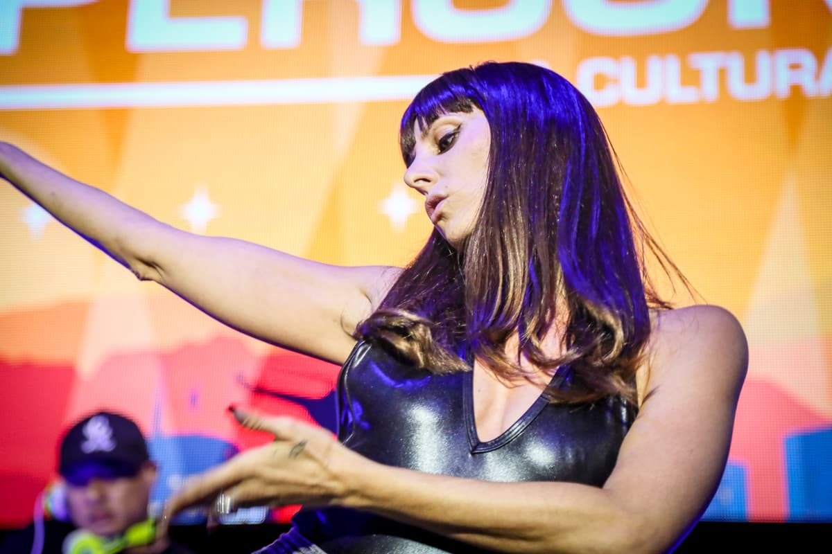 Miles de personas llegaron al Palladium de Hollywood para disfrutar de grupos como Aterciopelados, Kinky, Mala Rodríguez, Ximena Sariñana entre otros y deleitarse las mezclas alternativas en un festival lleno de cultura y nueve horas de mucha música.