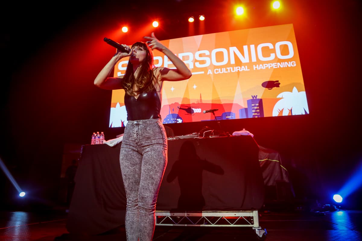 Miles de personas llegaron al Palladium de Hollywood para disfrutar de grupos como Aterciopelados, Kinky, Mala Rodríguez, Ximena Sariñana entre otros y deleitarse las mezclas alternativas en un festival lleno de cultura y nueve horas de mucha música.