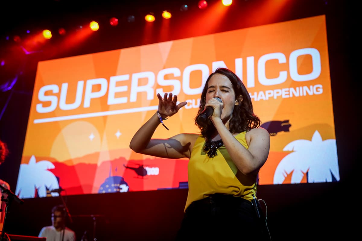 Miles de personas llegaron al Palladium de Hollywood para disfrutar de grupos como Aterciopelados, Kinky, Mala Rodríguez, Ximena Sariñana entre otros y deleitarse las mezclas alternativas en un festival lleno de cultura y nueve horas de mucha música.