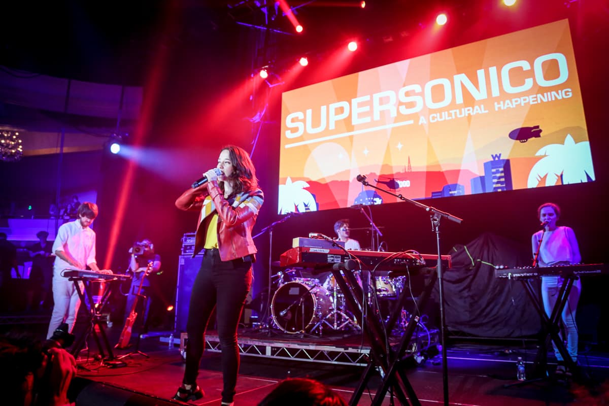 Miles de personas llegaron al Palladium de Hollywood para disfrutar de grupos como Aterciopelados, Kinky, Mala Rodríguez, Ximena Sariñana entre otros y deleitarse las mezclas alternativas en un festival lleno de cultura y nueve horas de mucha música.