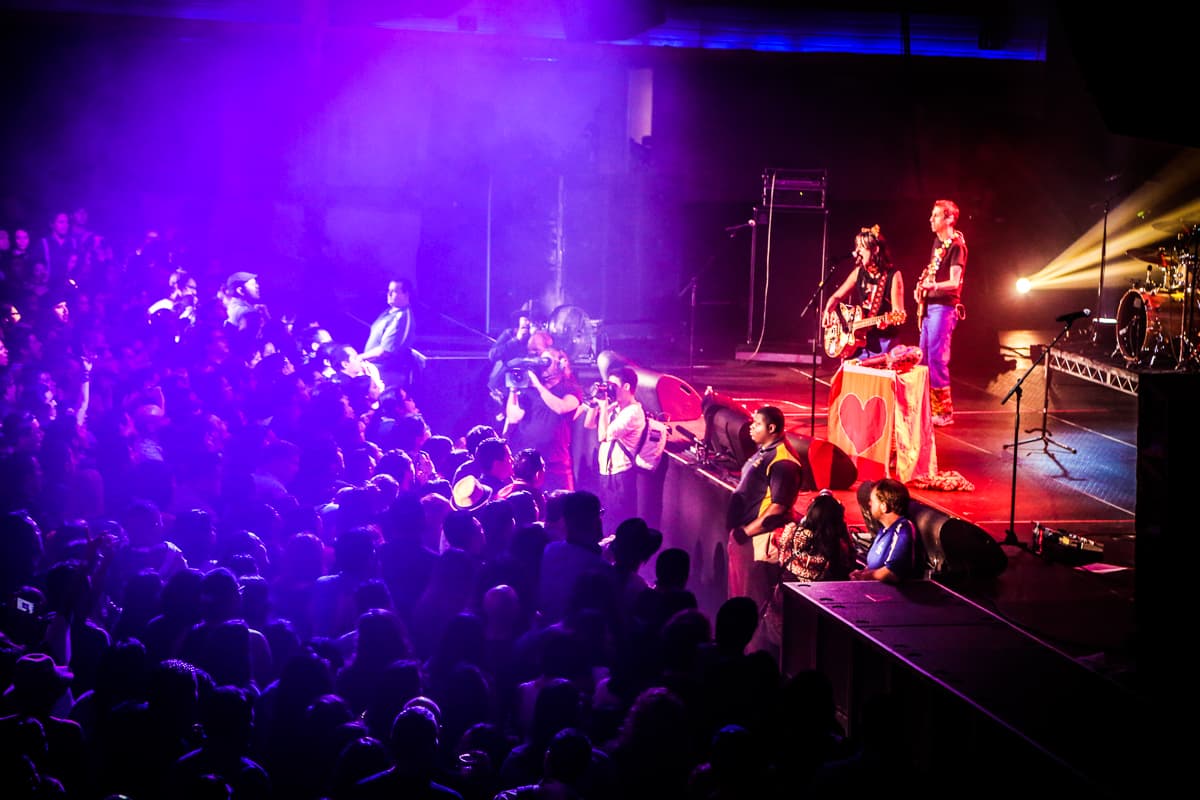 Miles de personas llegaron al Palladium de Hollywood para disfrutar de grupos como Aterciopelados, Kinky, Mala Rodríguez, Ximena Sariñana entre otros y deleitarse las mezclas alternativas en un festival lleno de cultura y nueve horas de mucha música.