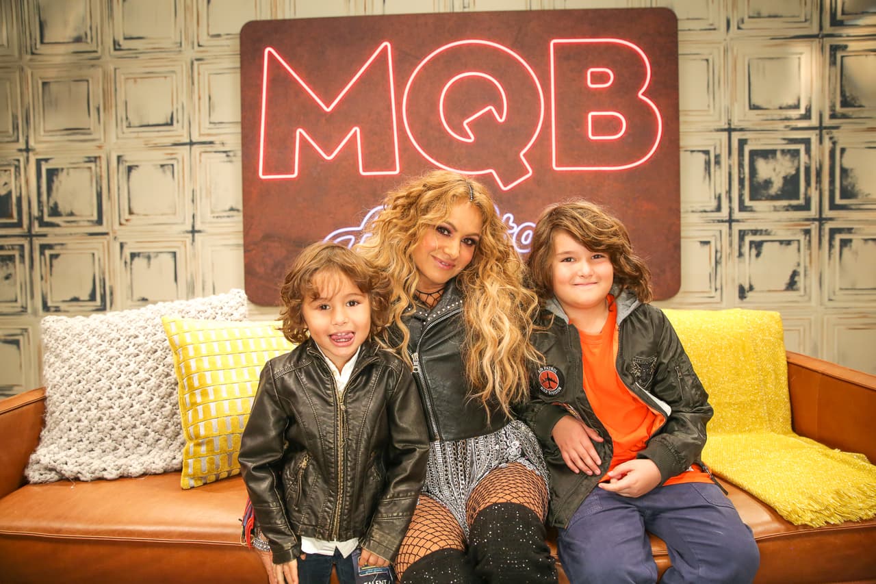 Paulina Rubio llegó muy bien acompañada y en el backstage se le pudo ver con sus pequeños Andrea Nicolás y Eros.