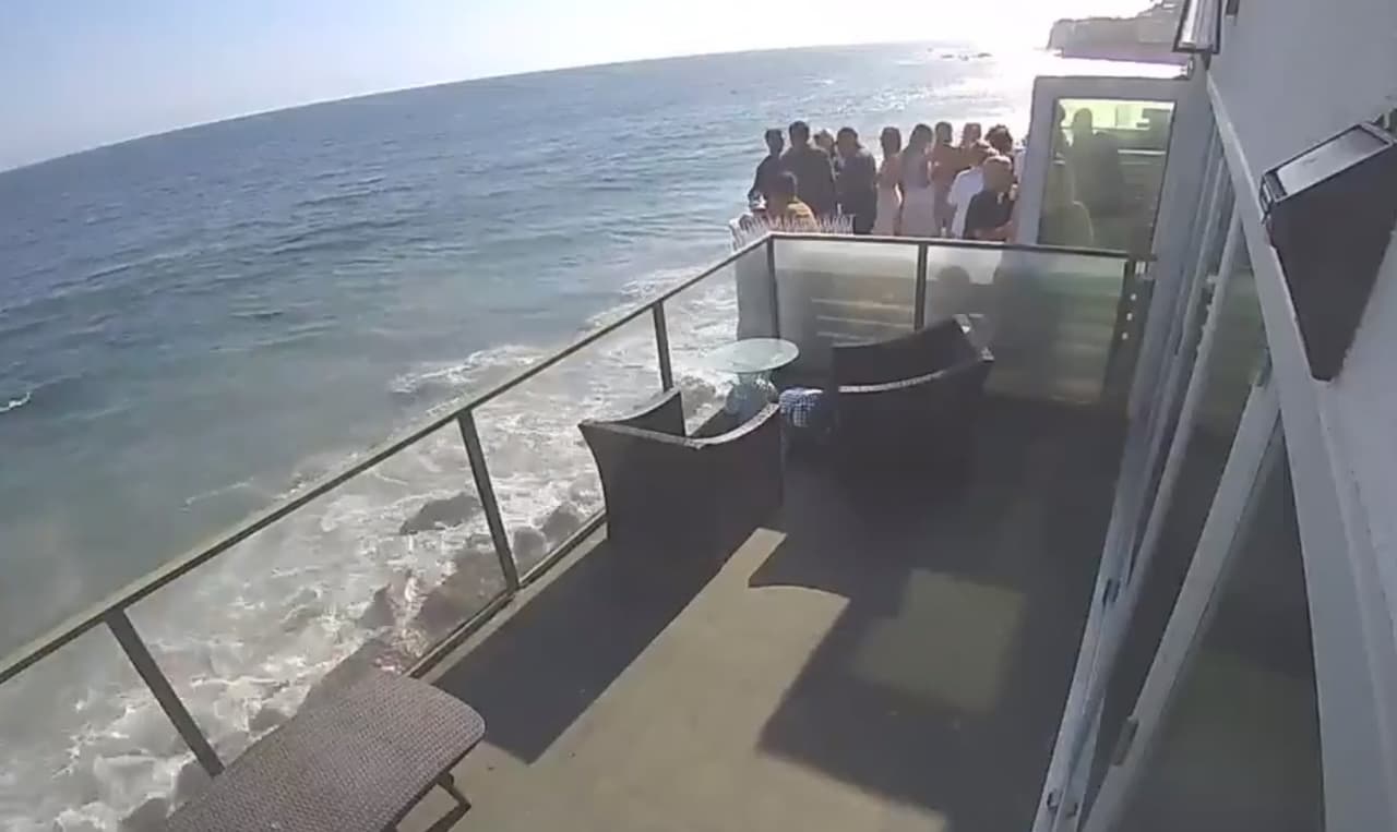 Video: El momento en que colapsa un balcón con un grupo de gente en una playa en California