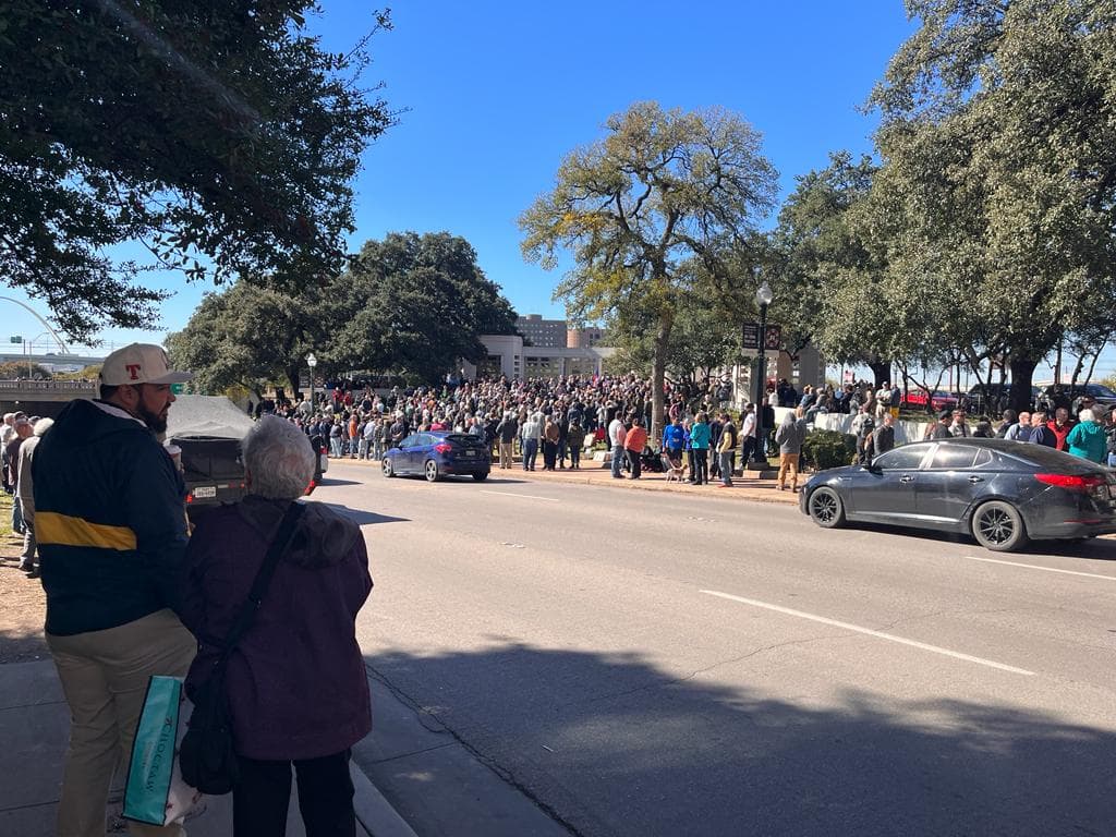 Este 22 de noviembre, cientos de personas se reunieron en Dealey Plaza frente a donde fue asesinado el prsidente John F. Kennedy en 1963. El asesinato del presidente fue cometido por Lee Harvey Oswald, un ex marín, desde el sexto piso de un edificio cerca de las calles Main y Elm Street.