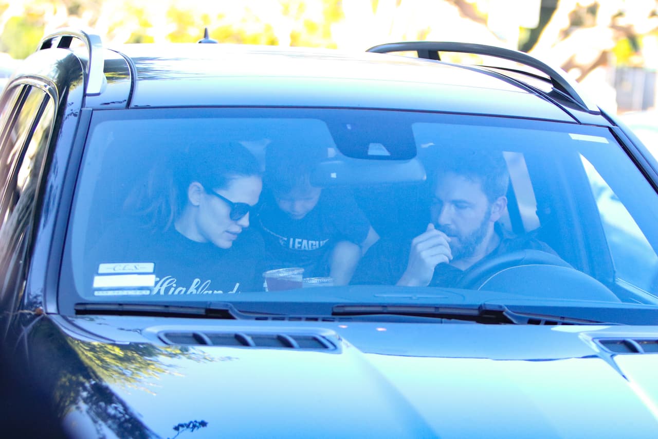 Ben Affleck, Jennifer Garner y el pequeño Samuel llegaron a la cafetería.