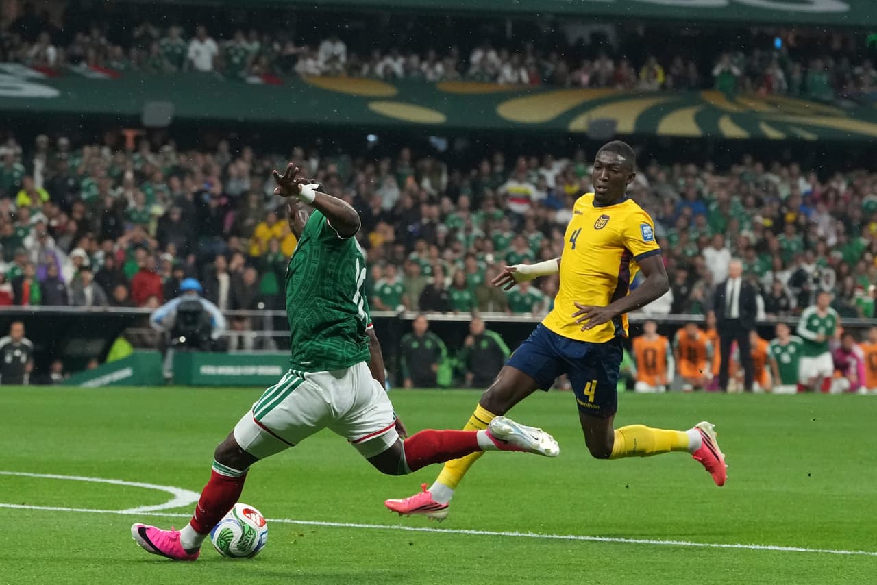 El mexicano Julián Quiñones (16) marca su primer gol durante el partido de dieciseisavos de final de la Copa del Mundo entre México y Ecuador en Ciudad de México, el martes 30 de junio de 2026.