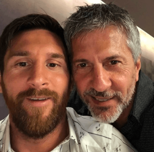 Y, aquí dejamos la prueba de que los tres (Messi, su papá y Montaner) son muy parecidos.