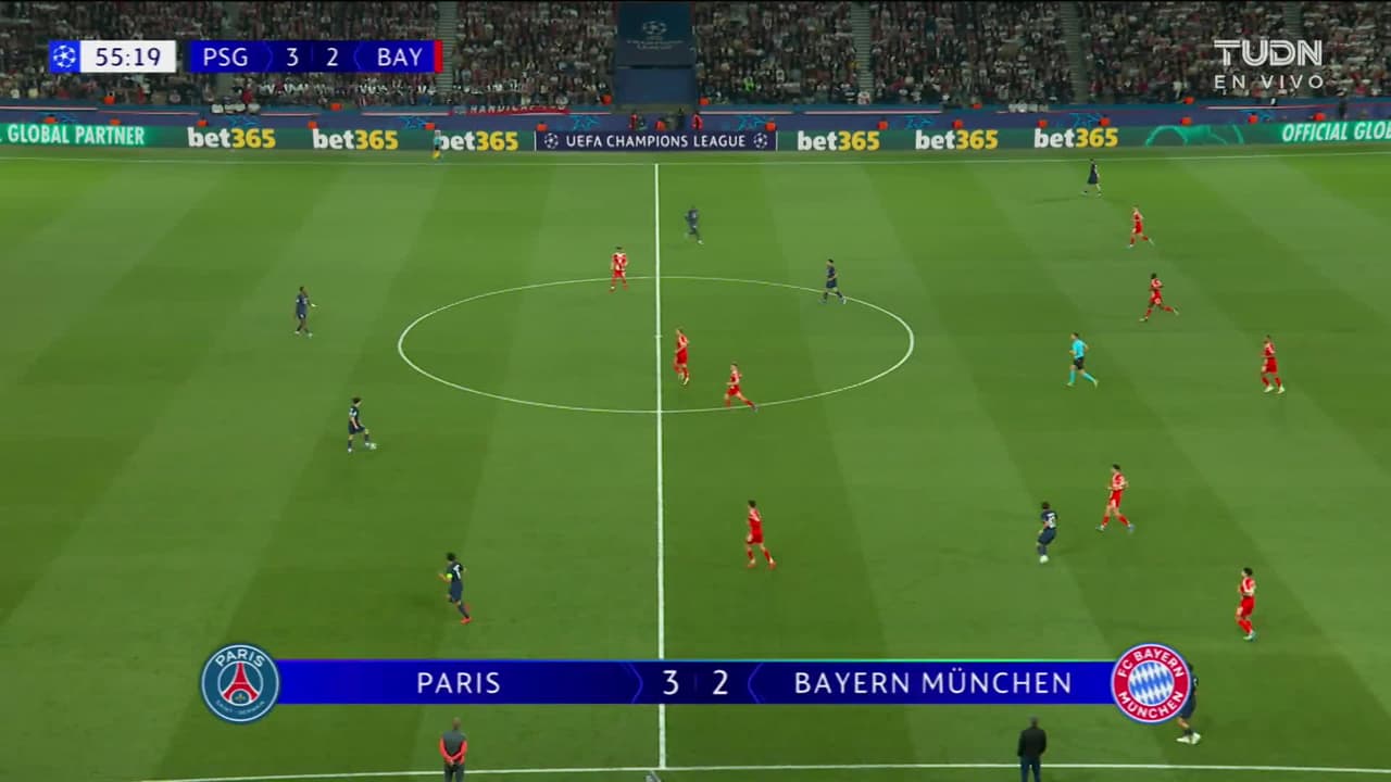 ¡GOL!  anota para Paris Saint-Germain. Khvicha Kvaratskhelia