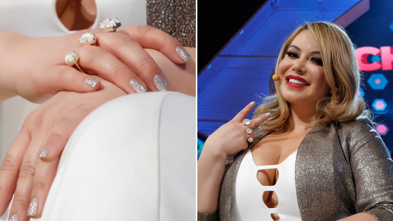 Los accesorios cuadran perfecto con el vestido blanco que eligió para esta ocasión.