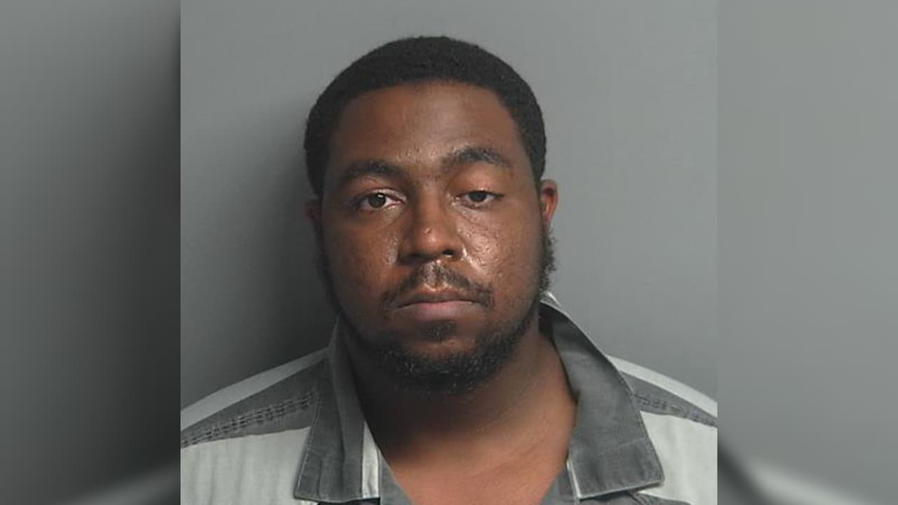 Treveon Peandre Fitzgerald, 28 años, acusado de estrangular a un miembro de su familia. Último domicilio conocido: Pine Hill Drive, Conroe, Texas.