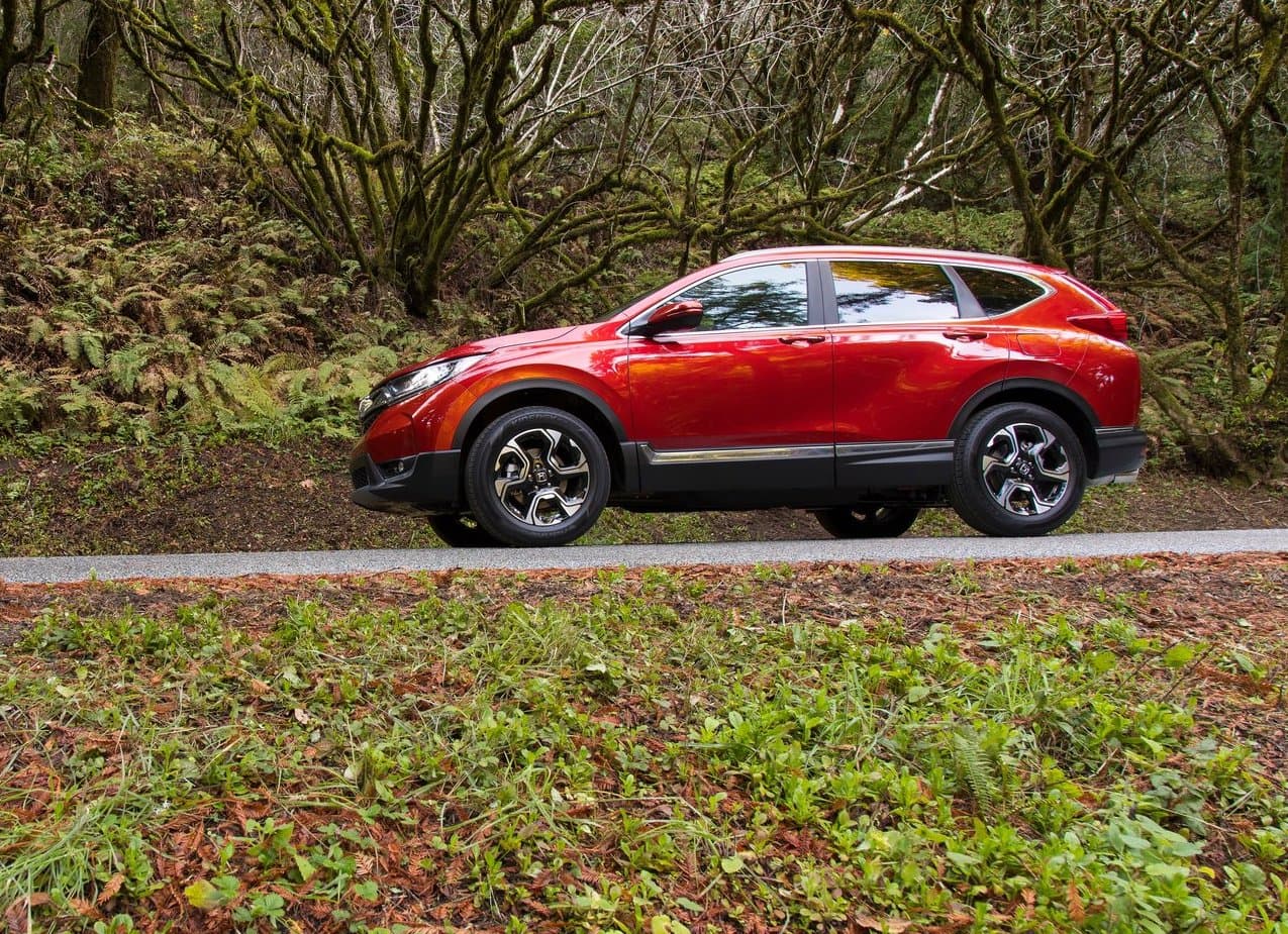 Entramos al Top 5 con la SUV compacta que hasta el momento se corona como el vehículo Honda más vendido del año. La quinta generación de la CR-V fue presentada en 2017, por lo que para 2019 mantiene las mismas cualidades que la convierten en una sólida opción. Se destaca por su amplio interior, capacidad de carga y espacios prácticos para almacenamiento. En materia de seguridad también es una de las mejores opciones del mercado con una amplia lista de tecnología y sistemas de serie. La Honda CR-V va a buen ritmo de superar las casi 400,000 unidades vendidas en 2018.
<br>