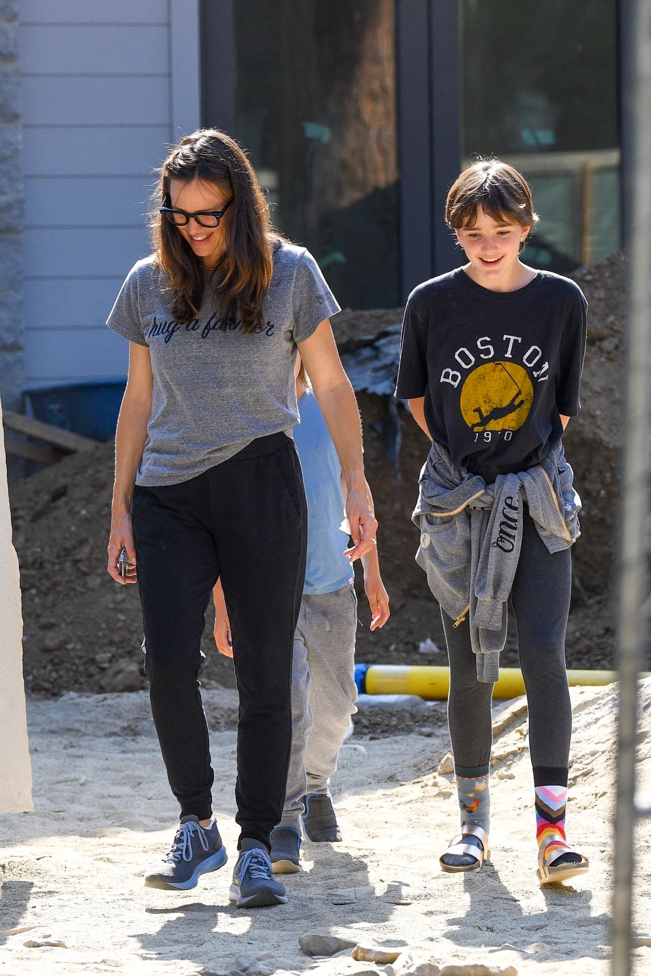 La tendencia de moda que Seraphina usa es la 
<b>andrógina o sin género</b>.
<br>