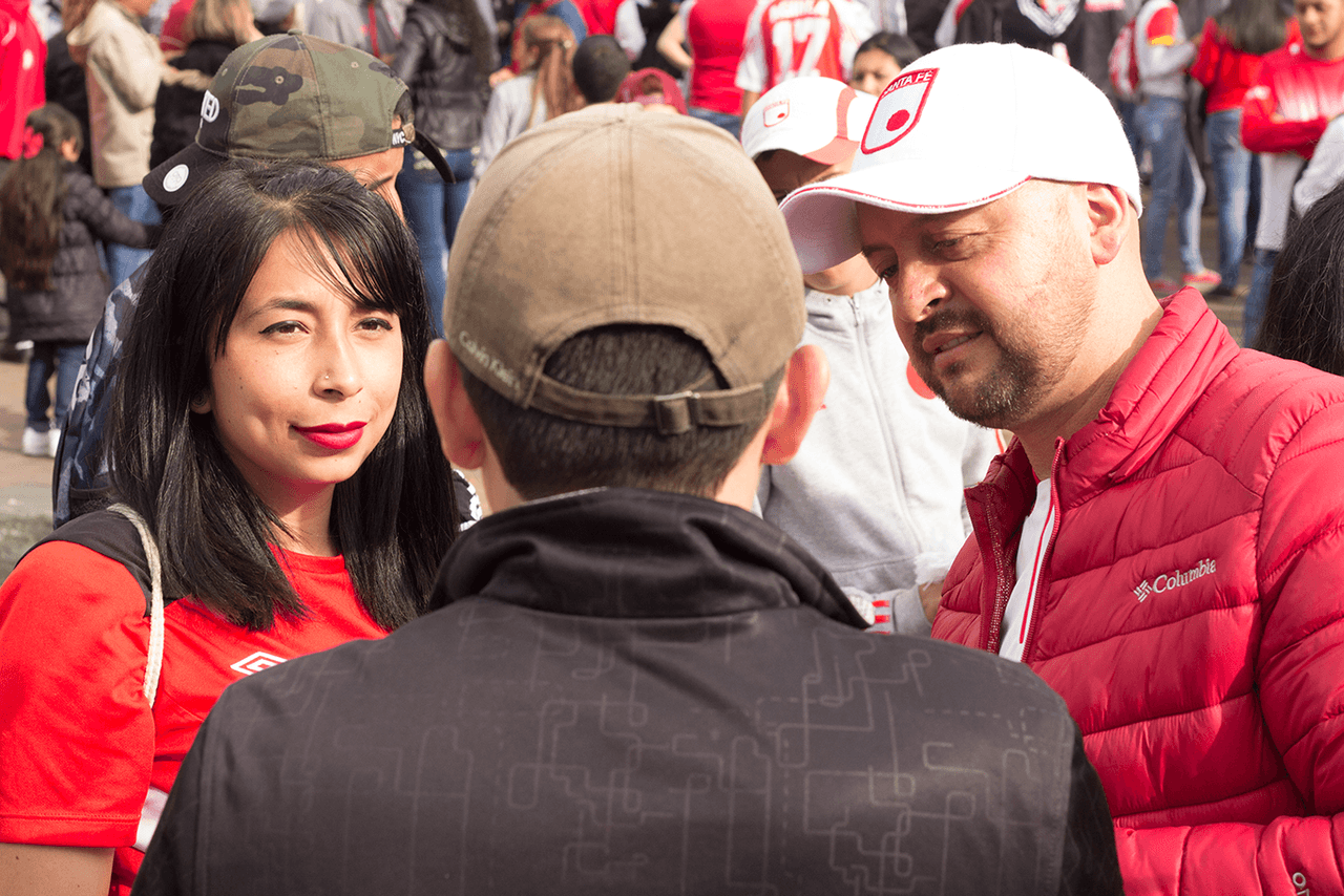 José Richard (centro) sufre el síndrome de Usher, una condición genética que se presenta en uno de cada 30.000 nacimientos. Esta enfermedad causa primero sordera profunda y luego, poco a poco, ceguera total. A su izquierda, Camila (izquierda), madre de un pequeño con una discapacidad similar. César (derecha) traduce los partidos para ambos.