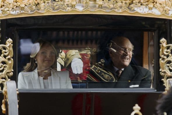 Mientras que Angélica Rivera viajó acompañada del duque de Edimburgo en su carroza hacía el mismo sitio.