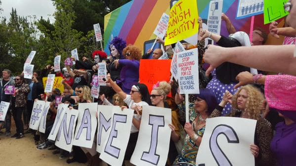 Decenas protestan contra política de “nombres reales” de Facebook