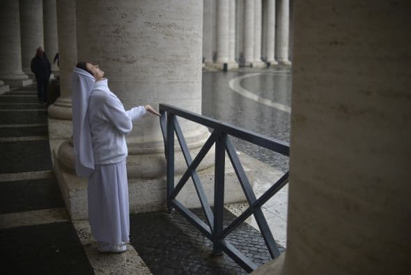 A las 09:30 horas ingresaron a la Capilla Sixtina donde rezaron las oraciones de la "hora media" e iniciaron los escrutinios.