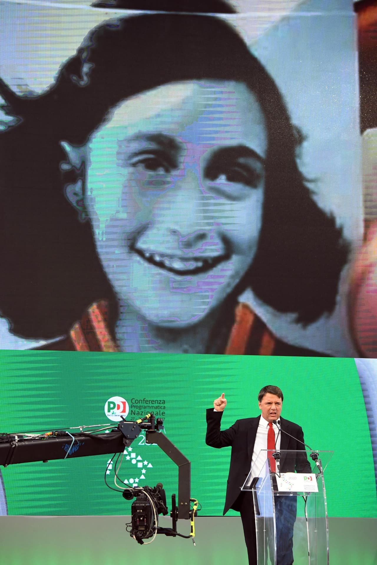 Un caso que le costó Lazio 50,000 euros fue cuando llenaron el estadio de estampas de Anna Frank vestida con la camiseta de la Roma: “Anna Frank anima a la Roma”.